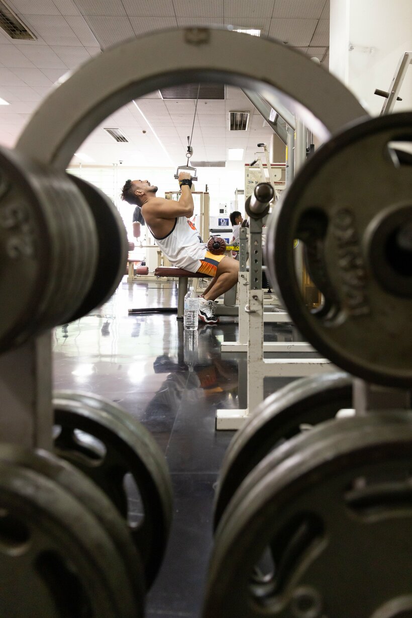 レスラーたるもの、日々の筋トレは欠かせない。「仕事では見合う成果が上がるかは分からないけど、トレーニングはやったらやっただけ返ってくるんですよ」（写真／馬場岳人）