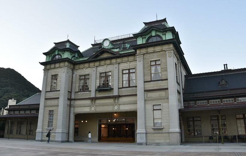 門司港駅　ＪＲ鹿児島線［福岡県］／国の重要文化財に指定された駅本舎のほか、端でつながるプラットホームなど昔のターミナル駅の雰囲気を色濃く残す