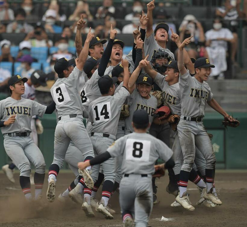 決勝で下関国際に勝利し、マウンドに集まる仙台育英の選手たち