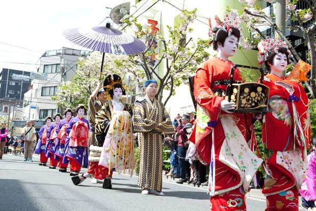 ４月１２日、東京・浅草の一葉桜・小松橋通りで行われた「江戸吉原おいらん道中」（撮影／品田裕美）