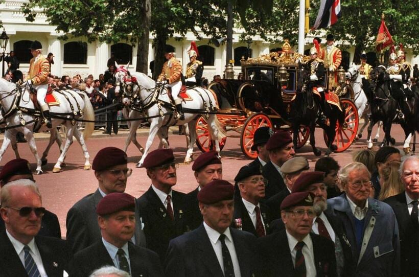 ９８年、平成の天皇皇后両陛下の英国訪問。パレードの沿道で馬車列に背を向けブーイングをして抗議する元日本軍捕虜の英国人たち
