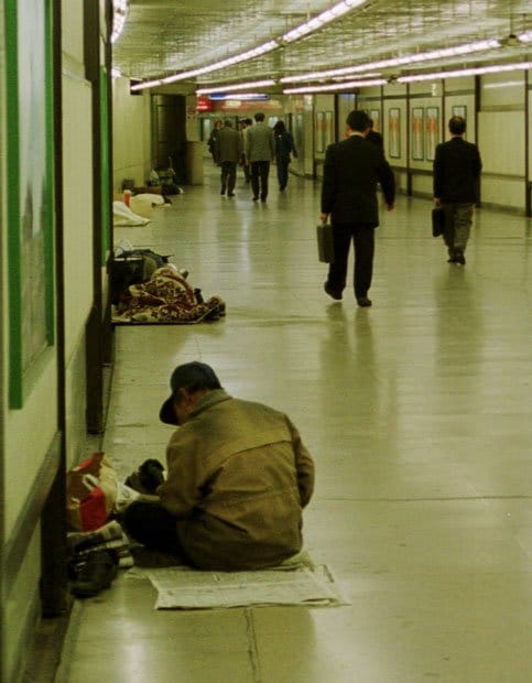 大阪市内の地下通路で野宿する人たち　（c）朝日新聞社　＠＠写禁