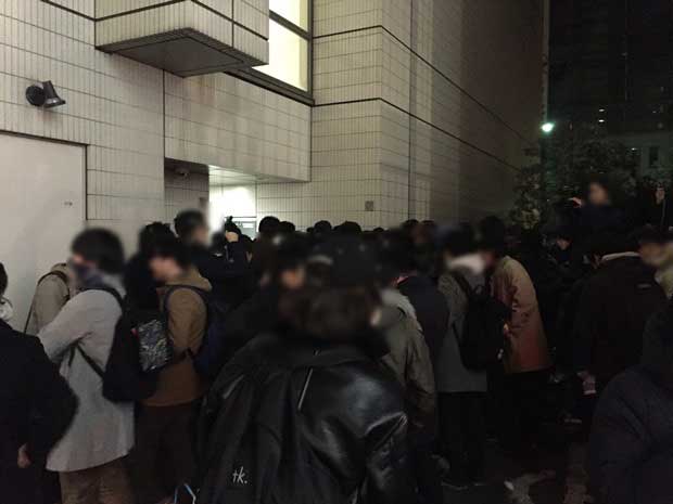 ユーザーが詰めかけ、大混乱となった東京・渋谷区にあるコインチェックの本社前（撮影・田中将介）