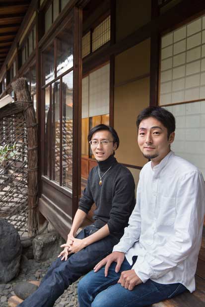 町家スタジオ　洛西一周さん（３５、右）、タナカユウヤさん（３３）／京都に面白いベンチャーが生まれる土壌をつくるべく、一緒にアイデアを練る起業家と支援者。グローバル企業も畳に集う町家スタイルで、仕事を超えた関係性が生まれる（撮影／楠本涼）