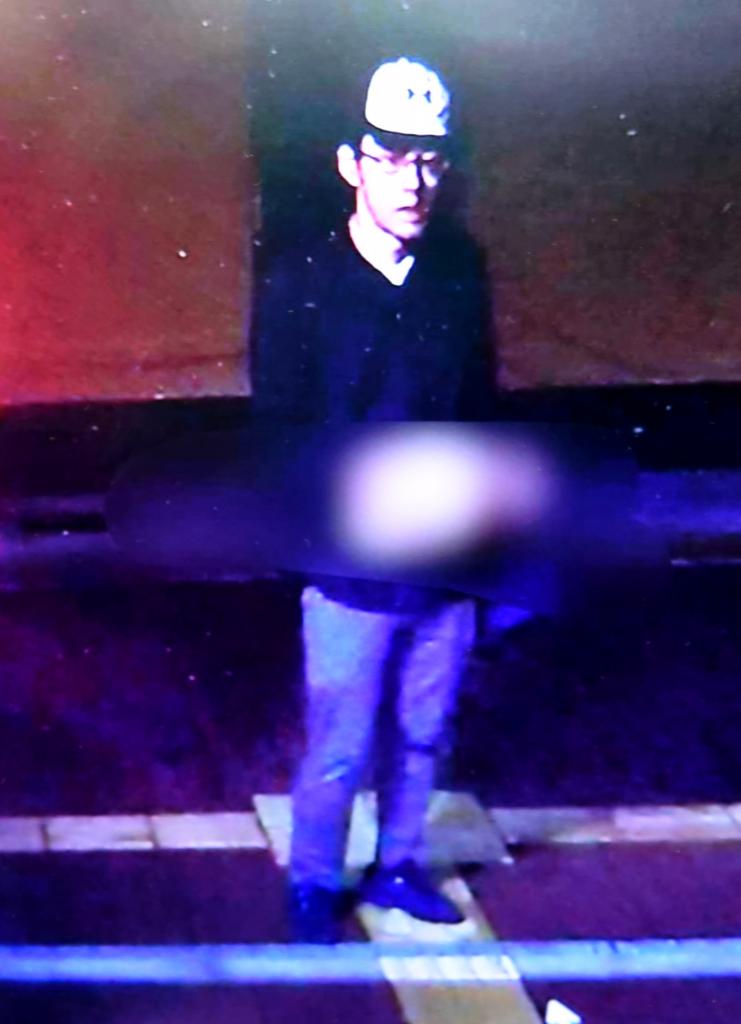 大阪府警が発表した逃走した犯人とされる男の映像より（C）朝日新聞社