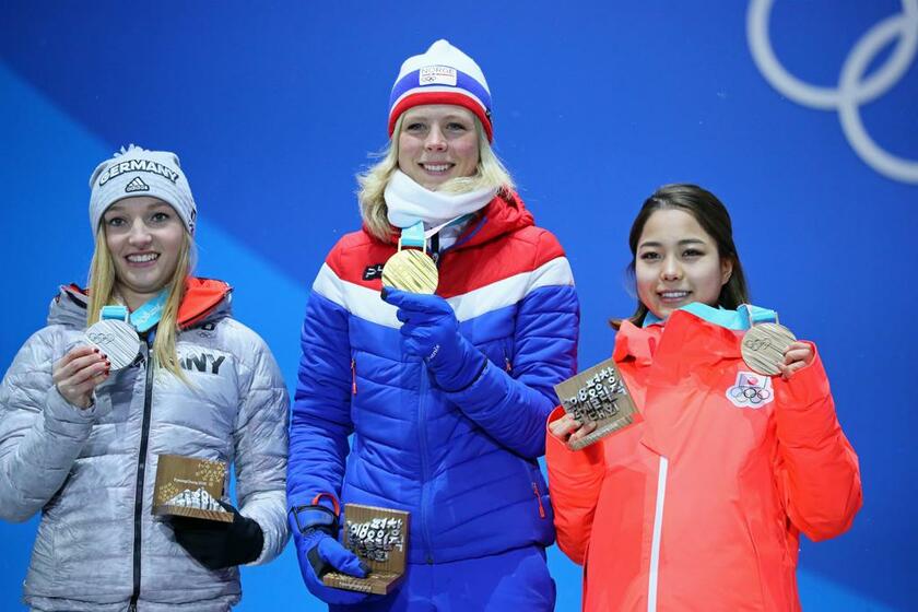 平昌五輪ジャンプ女子の表彰式で並ぶ（左から）２位のアルトハウス、優勝のマーレン・ルンビ、３位の高梨沙羅(Ｃ)朝日新聞社