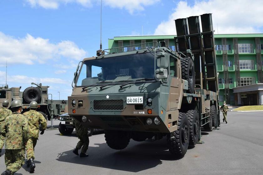 陸上自衛隊が保有する国産のミサイル「12式地対艦誘導弾」の発射装置。政府は現在、射程を１千キロ程度に延ばす改良を進めている／2021年４月、鹿児島県奄美市