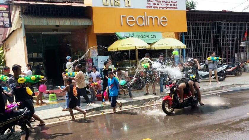 カンボジアでは3年ぶりに水かけ祭りが戻った（シェムリアップ。撮影：今永健太）