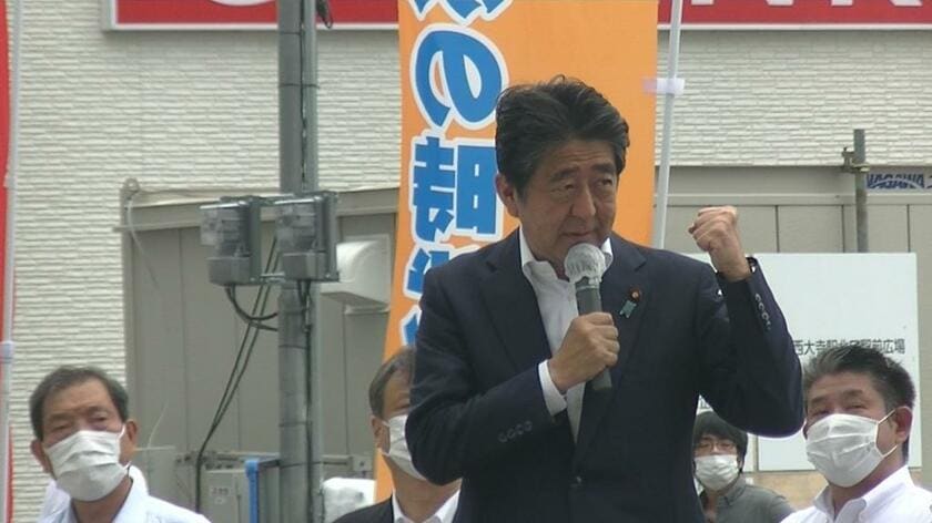 山上容疑者は安倍元首相の背後で演説を聞いていた（目撃者提供）