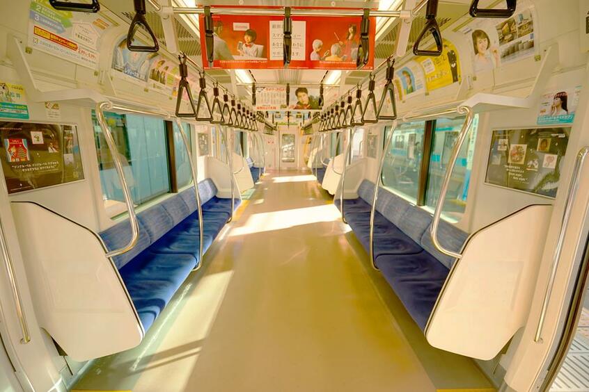 京浜東北線E233系車内。車両の横幅は2.7メートル程度と覚えれば「2メートル以上離れる」目安となる(撮影/安藤昌季)