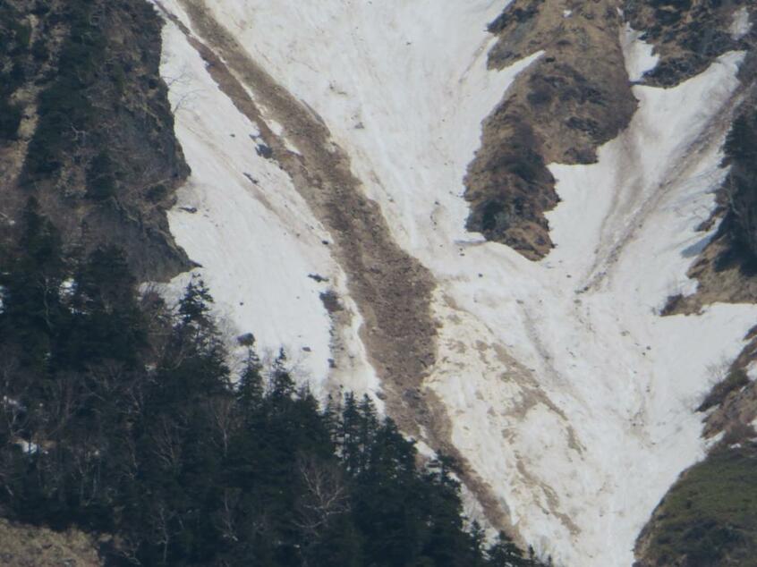 上高地から望む穂高連峰の岳沢で、地震により発生したとみられる雪崩の跡=5月30日、長野県松本市 (c)朝日新聞社