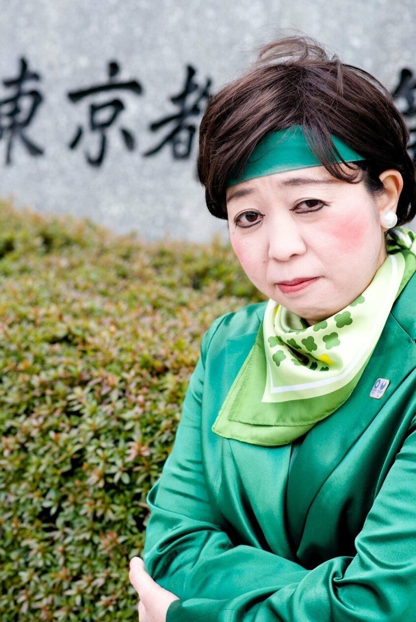 小池都知事のモノマネをする八幡カオルさん(写真:本人提供)
