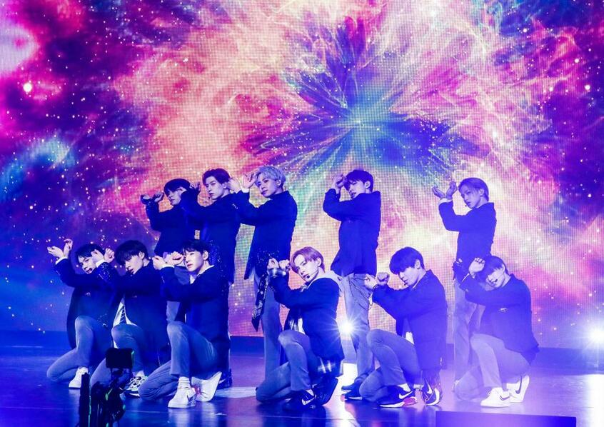 JO1は20年12月に初のオンライン配信ライブを行った。ツイッターの「2020 もっとも使われたハッシュタグ:ミュージック」部門で1位になるなど快進撃を続ける (c)LAPONE ENTERTAINMENT