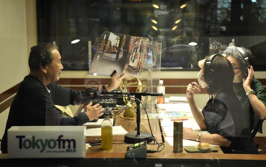3年目を迎えた「村上RADIO」のスタジオで、村上はつかのまジャズバーのマスターの表情に戻る (TOKYO FM提供)