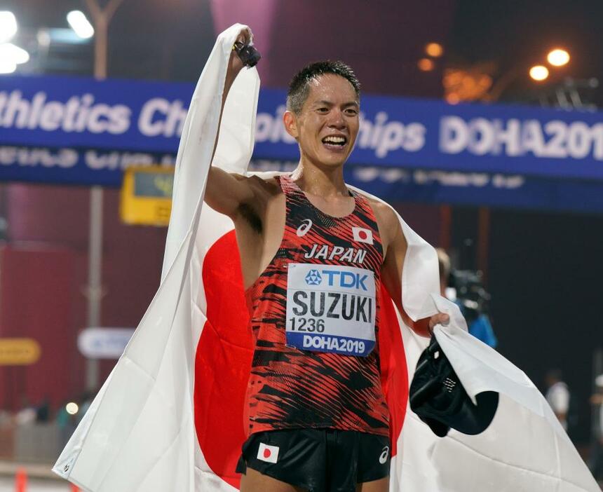 ドーハの陸上世界選手権男子50キロ競歩で、暑さのなか金メダルに輝いた鈴木雄介選手　（c）朝日新聞社