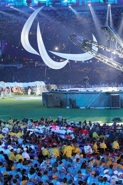 ロンドン・パラリンピックの閉会式で掲げられた国際パラリンピック委員会のシンボルマーク。丸い形は地球を表現している　（ｃ）朝日新聞社