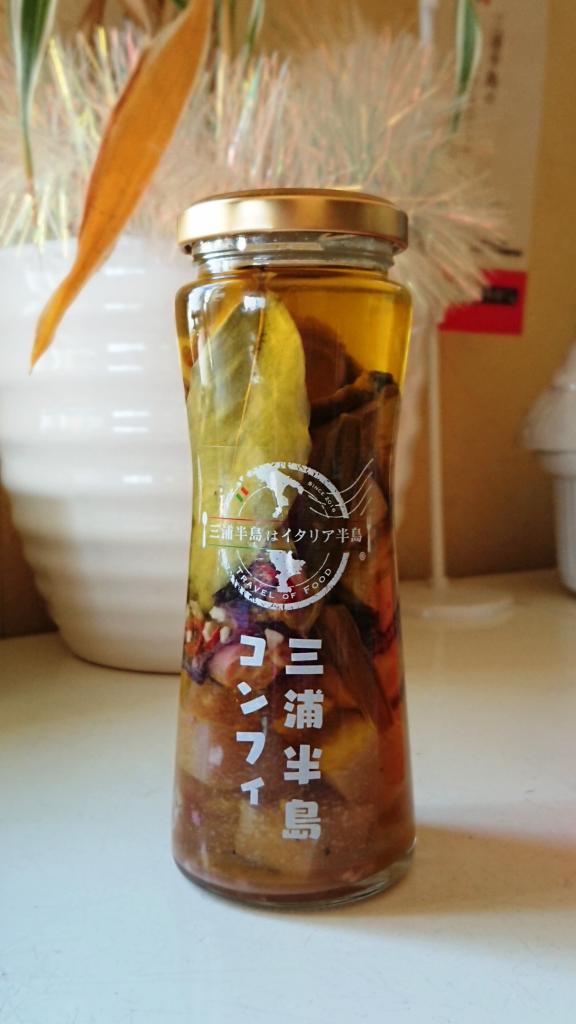 「三浦半島はイタリア半島 コンフィ」。タコ・サザエ・三浦半島野菜をガーリックオイルで漬けた大人気商品だ