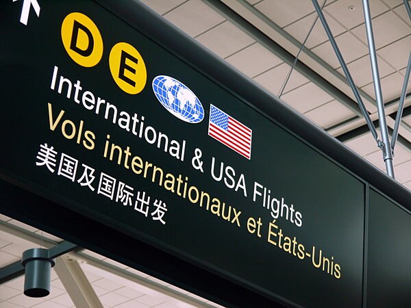 空港で。簡体字の部分は「美国(アメリカのこと)及国際出発」と表記