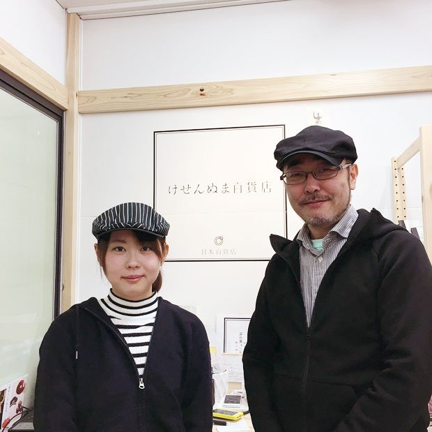 マツオさん(右)と、けせんぬま百貨店店長のササキ(左)