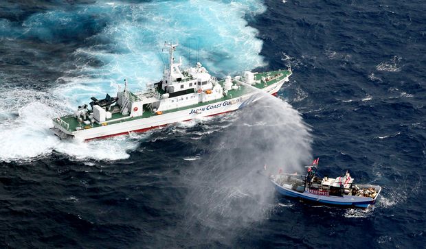 魚釣島近くの領海で海上保安庁の巡視船（左）が台湾の漁船に放水をした＝９月２５日　(c)朝日新聞社＠＠写禁