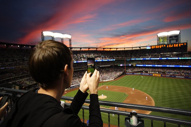大リーグではスマホなどに対応した「AR(拡張現実)」系サービスも導入する見込み(写真:Getty images)