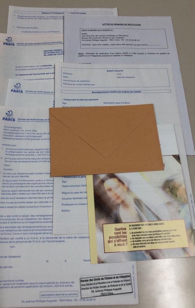匿名出産する生みの親の情報を記録する用紙と個人情報を残す封筒。右手前は制度の説明の冊子（写真：目白大学人間学部姜恩和准教授提供）