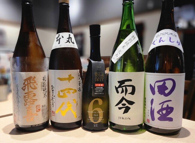 写真・図版（1枚目）| 【十四代も飲めて￥3,280（税込）！？】希少銘柄5種飲み比べ＆120分飲み放題｜8/12～31、日本酒原価酒蔵町田店で限定開催！