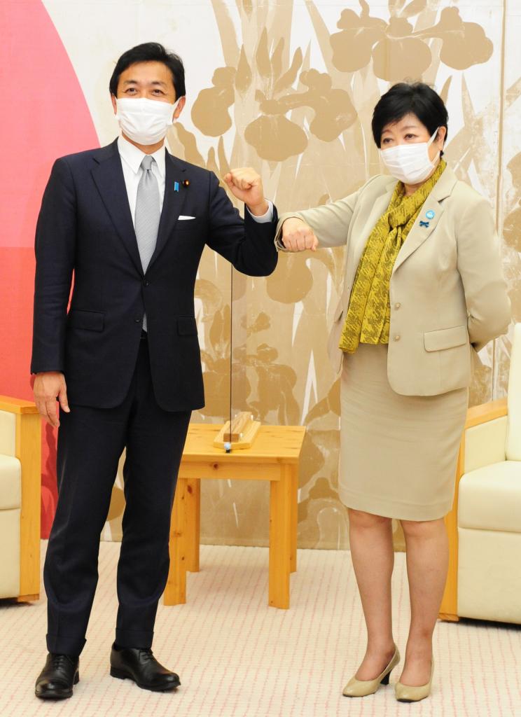 東京都の小池百合子知事（右）と国民民主党の玉木雄一郎代表は昨年１２月、都庁で会談した