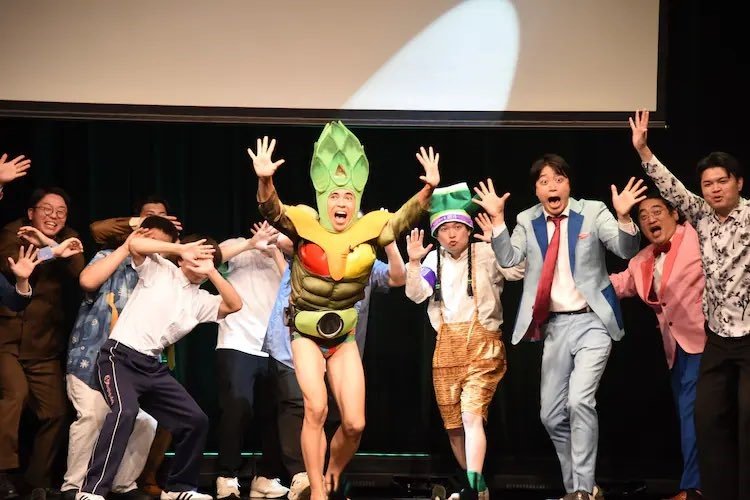 小島よしおさんがアンバサダーを務める「野菜-1グランプリ」の様子。「野菜サンバ」を踊る小島さんと出場芸人のみなさん