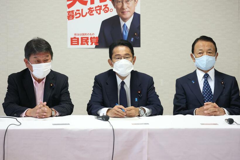 自民党役員会に臨む岸田文雄首相。右は麻生太郎副総裁。左は茂木敏充幹事長
