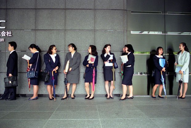１９９３年７月の会社訪問解禁日に撮影されたスーツ姿の学生。紺やグレー、白といった色やブラウスの襟の形に個性がみられる　（c）朝日新聞社　＠＠写禁