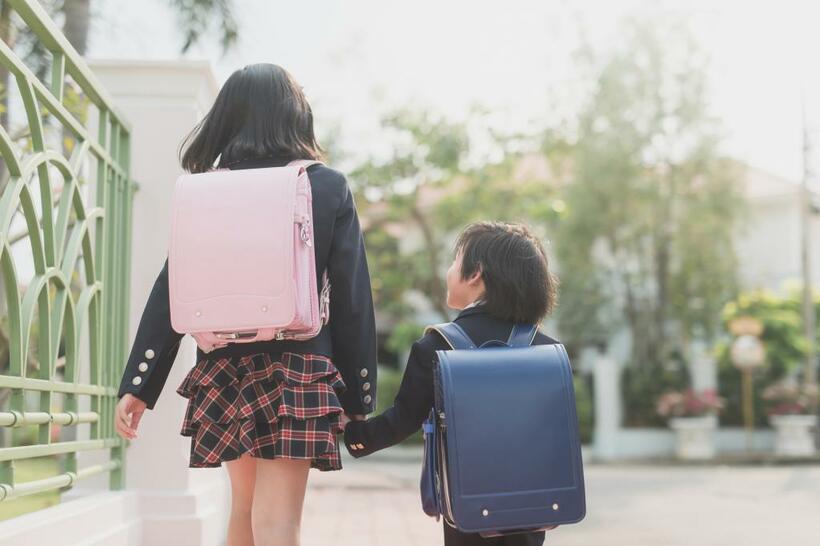 日本の小学生のシンボルであるランドセル。最近はその重さや高額化が問題視されることも多い（写真／gettyimages）