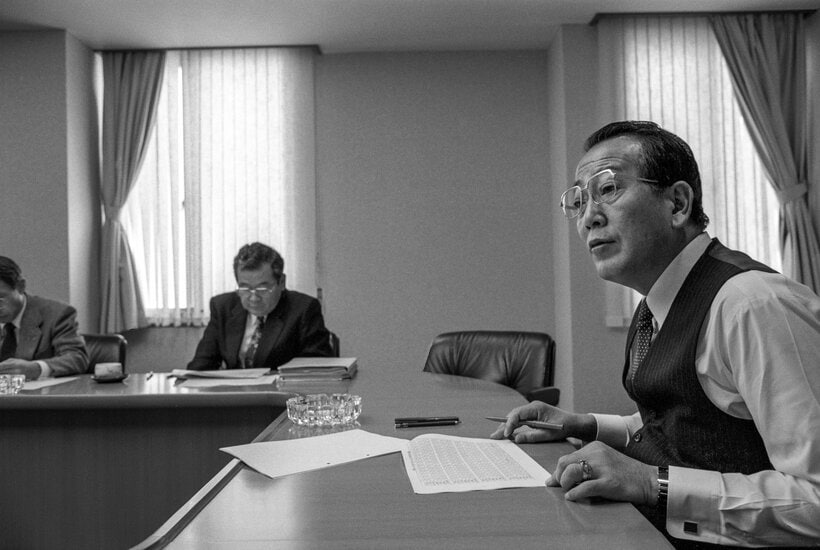 1992年5月26日号のアエラ「現代の肖像」に掲載された稲盛さん（右）。写真家の太田順一さんが撮影した