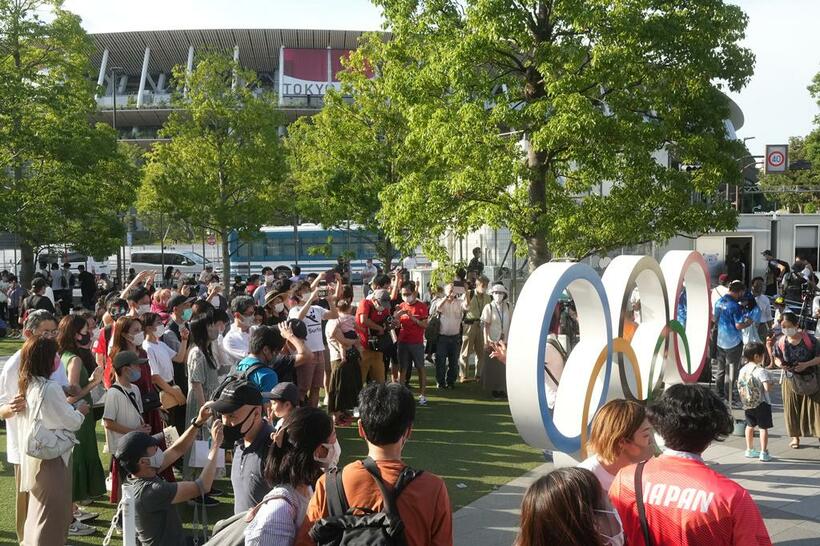 東京五輪開会式の夕方、国立競技場近くのモニュメントにはこの人だかり。開会式の時間が近づくにつれ人が増えていったそう(Ｃ)朝日新聞社