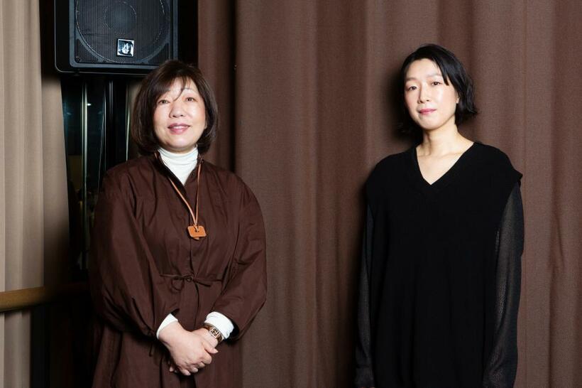 江口のりこさん（右）と林真理子さん　　［撮影／写真部・高橋奈緒、ヘアメイク／廣瀬瑠美、スタイリング／清水奈緒美］