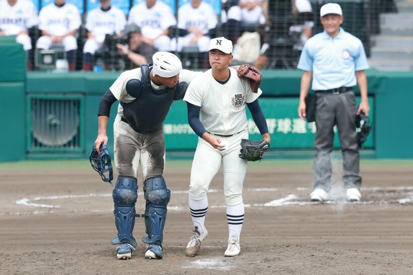【決勝】八回表、日大三の投手・近藤（右）の肩に手をかけ声をかける捕手・竹中（撮影／写真映像部・東川哲也）