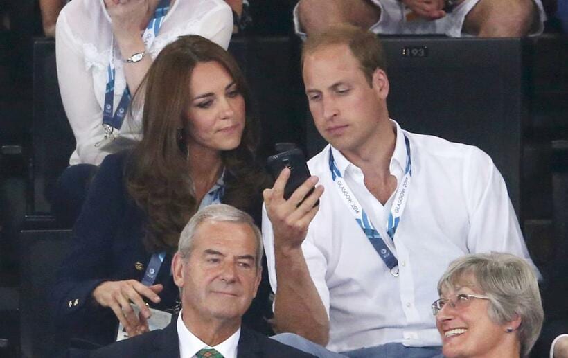 スマートフォンを見る英ウィリアム王子とキャサリン妃（写真／アフロ　２０１４年撮影）