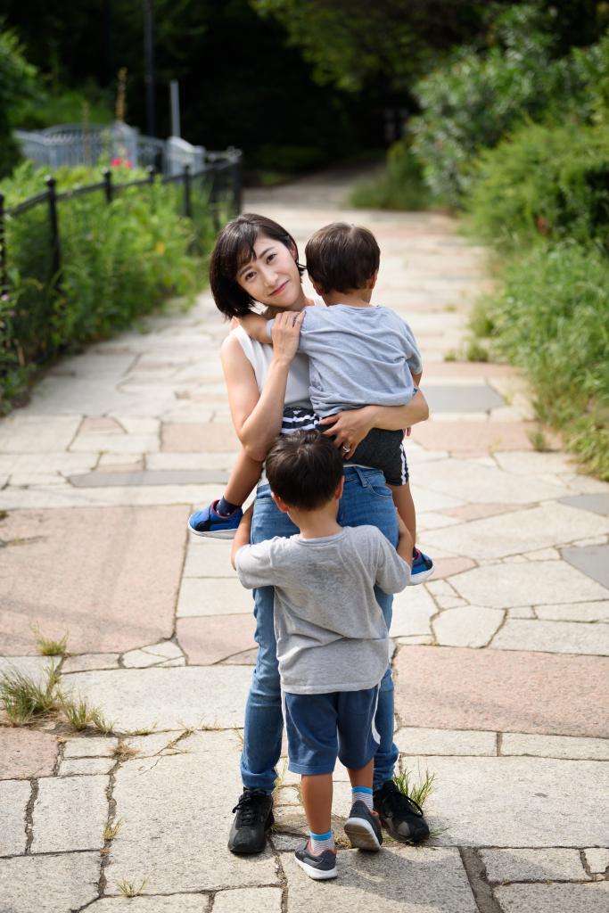 投資家として市場の動きに目を凝らしながら、2児の母としてシンガポールを拠点に子育てに奮闘中（撮影／今祥雄）