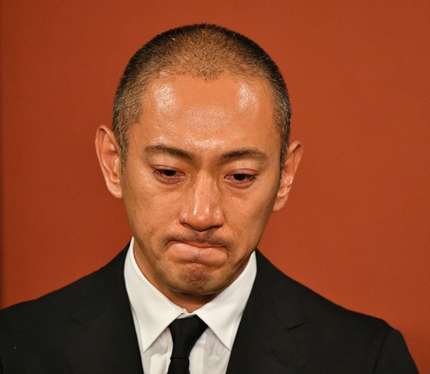 目を赤くして会見に臨んだ海老蔵（撮影／馬場岳人）