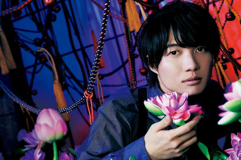 神木隆之介（かみき・りゅうのすけ）／１９９３年生まれ、近年の出演作に「コントが始まる」（２１年）、「妻、小学生になる。」（２２年）など。２０２３年前期連続テレビ小説「らんまん」では主演を務める［撮影／蜷川実花、ｈａｉｒ　＆　ｍａｋｅ　ｕｐ　ＭＩＺＵＨＯ（ＶＩＴＡＭＩＮＳ）　ｓｔｙｌｉｎｇ　カワサキ　タカフミ　ｐｒｏｐｓｔｙｌｉｎｇ　遠藤　歩］