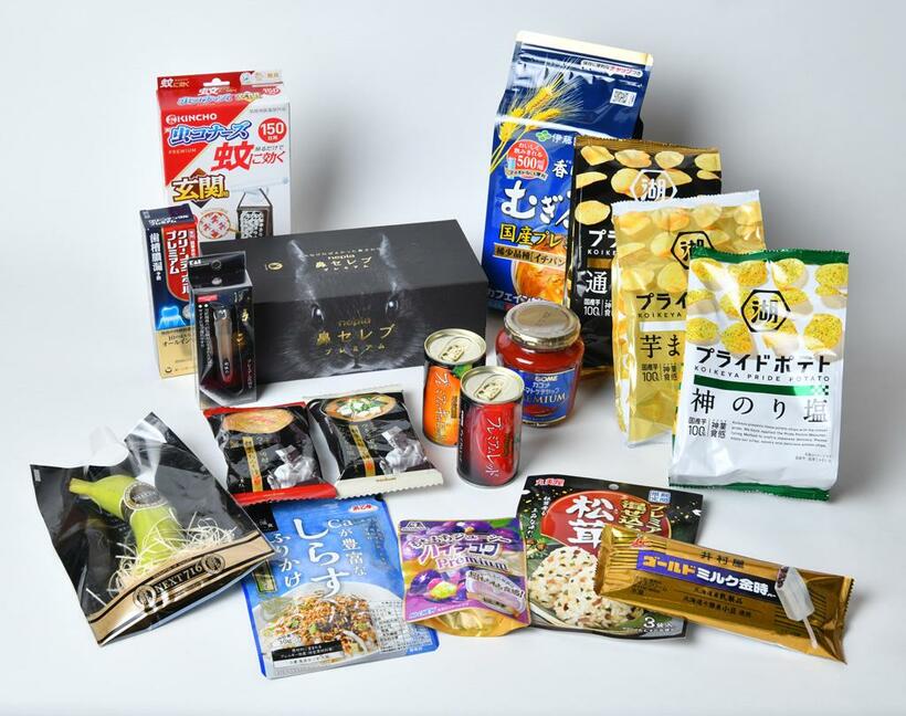 ネットスーパーなどでプレミアムと入れて検索するなどして集めたキラキラ商品たち。とくに食品は、多くのプレミアム商品があるほか、歯槽膿漏予防の歯みがき「クリーンデンタルプレミアム」や、「プレミアム爪切り　関孫六」など、ドラッグストア商品にまでプレミアム化の波が。「鼻セレブ」に「プレミアム」がついて高級感が並じゃない「鼻セレブ　プレミアム」の3枚重ねの柔らかさが衝撃だった（撮影／門間新弥）