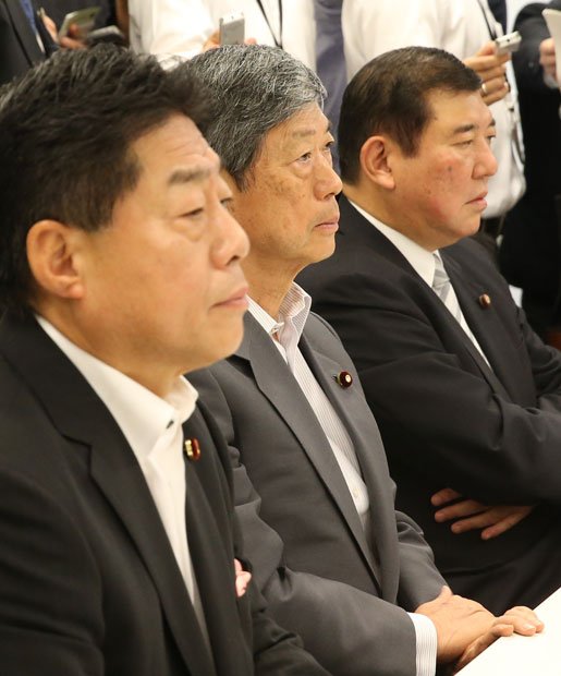 行使「新３要件」の原案を作成したと報じられた公明党の北側一雄副代表（左）（c）朝日新聞社　＠＠写禁
