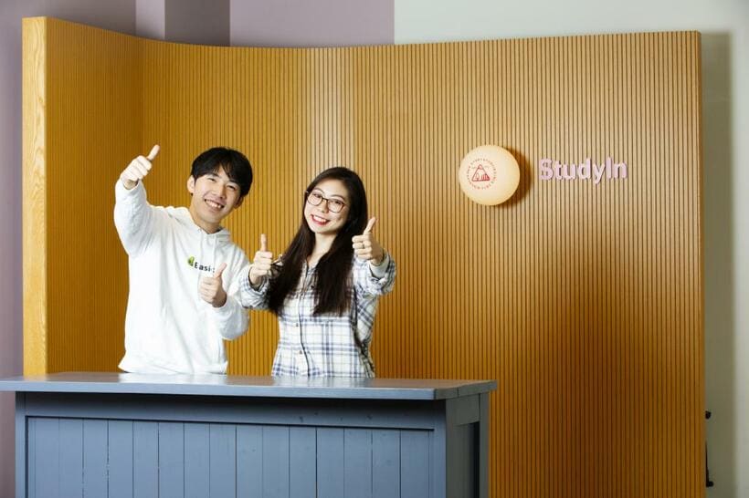 「StudyIn ネイティブ英会話」の「清家」（左）と「みっちゃん」（撮影／高橋奈緒＝写真映像部）