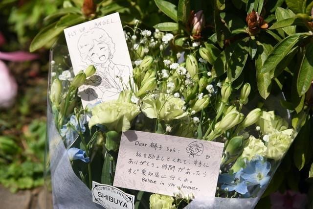 岡田有希子さんへのメッセージカードが添えられた供花／撮影・高鍬真之
