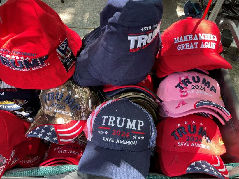 ワシントンのホワイトハウス前で売られている「トランプ２０２４」のキャップ。観光客向けキャップの半分を占める人気ぶりだ（撮影／津山恵子）