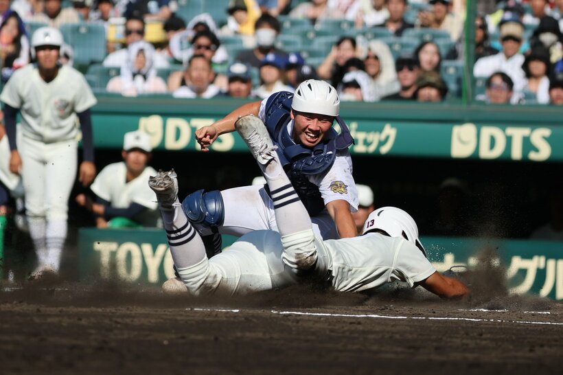 二回表、左安打で本塁を狙った二塁走者を宮川が好返球でアウトに。捕手・小鎗稜也（撮影／写真映像部・馬場岳人）