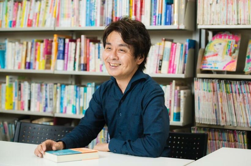 「本書はあなたが生きていくうえで大事な『何か』を表現している豊かなメタフォーとして読んでほしい」と訳者の鏡リュウジさん（撮影：説話社会議室にて）