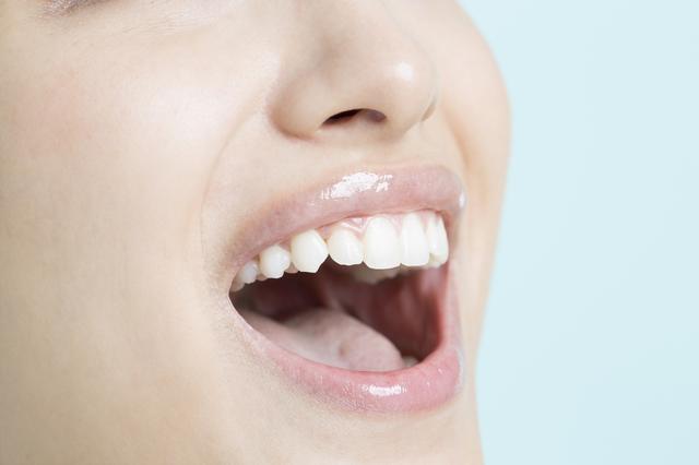 「あ」「い」「う」「え」「お」と口を大きく動かすと唾液分泌を促進、口の老化予防トレーニングに。口元の筋肉を鍛えるのにも有効。声を出さなくてもOK