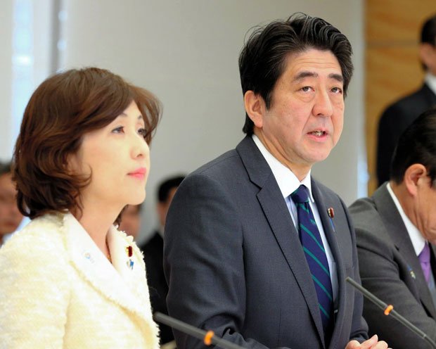 稲田自民党政調会長と安部首相　（ｃ）朝日新聞社　＠＠写禁