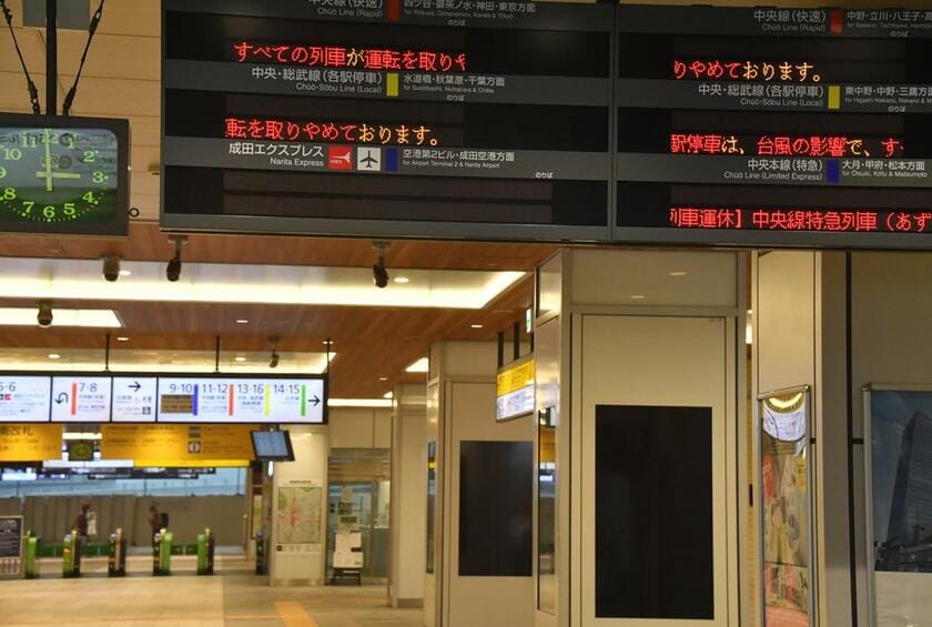 台風１９号に伴う計画運休で人々の姿が消えたJR新宿駅新南口（Ｃ）朝日新聞社